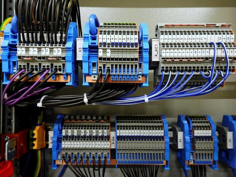 Een ervaren elektricien in Huizen voert vakkundig elektrische werkzaamheden uit volgens veiligheidsnormen