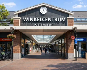 Home Realistische foto van de ingang van een winkelcentrum in Huizen met winkels en bezoekers.